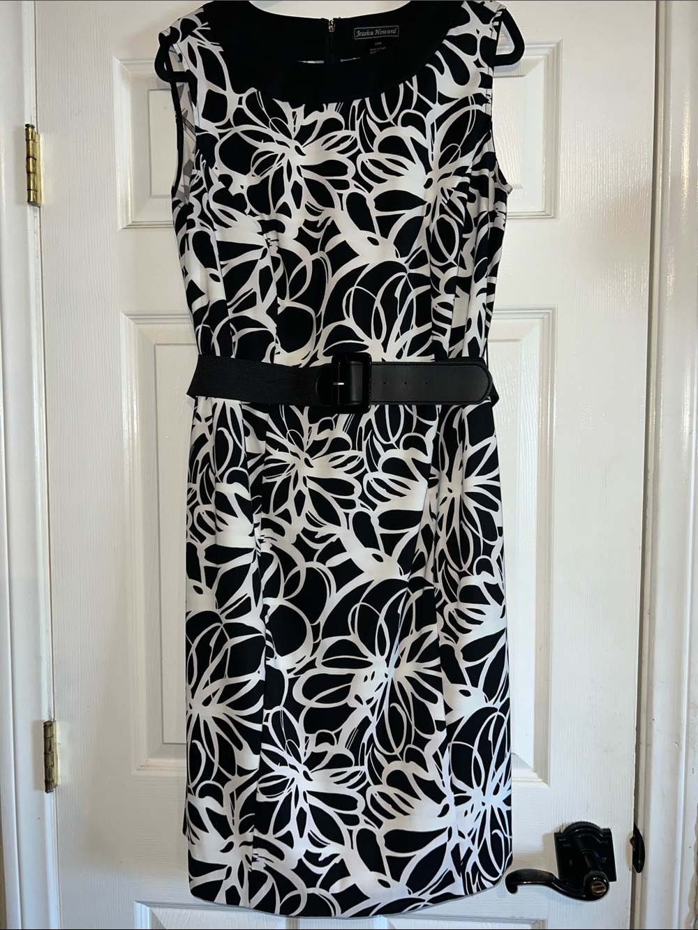 Jessica Howard-Black and White Floral Sheath Dress with Belt